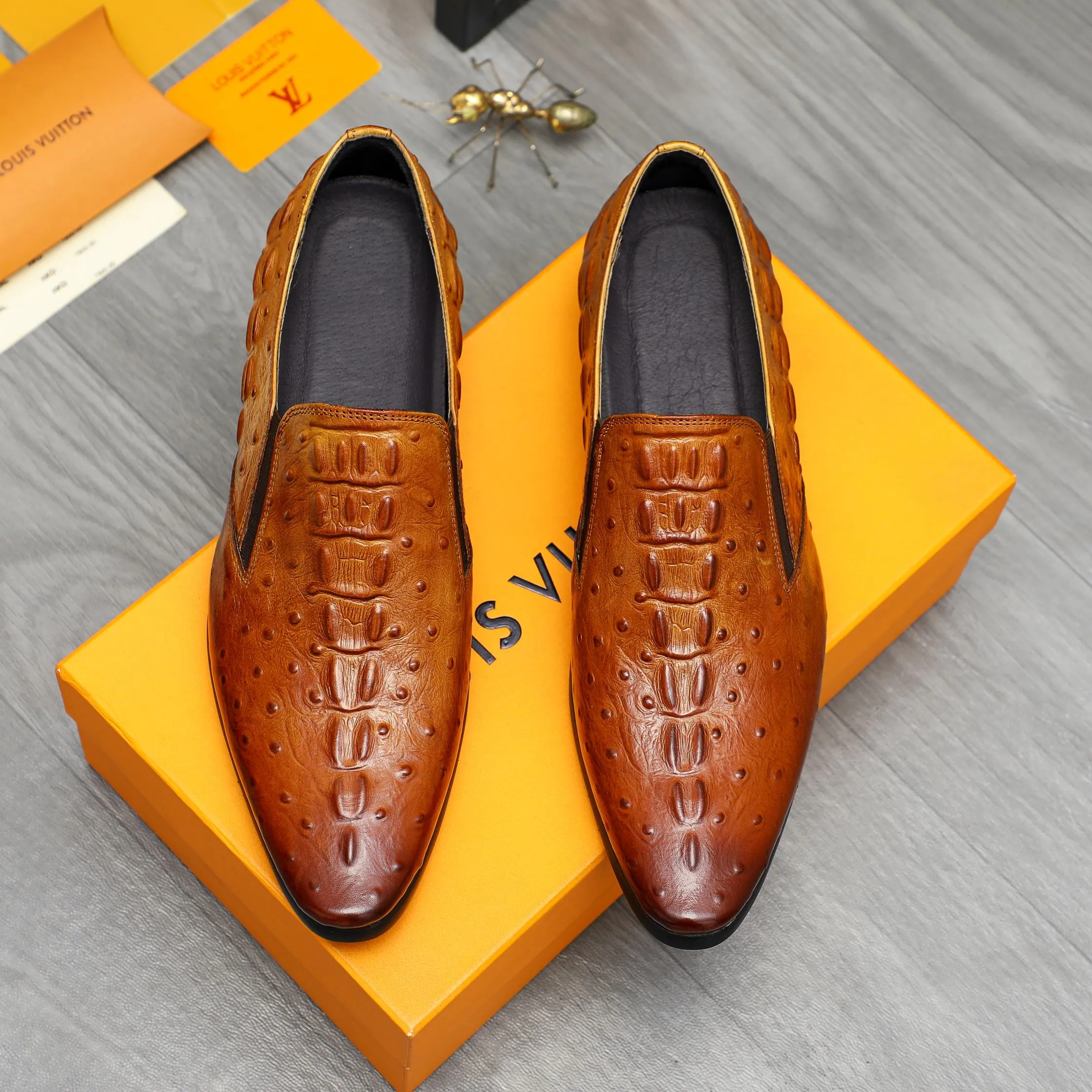 Men's shoes 💰500 Product trademark: LV "Louis Vuitton" business slip-on leather shoes Regular size: 37-46 Product material: Selected crocodile pattern cowhide upper, pigskin lining, rubber outsole